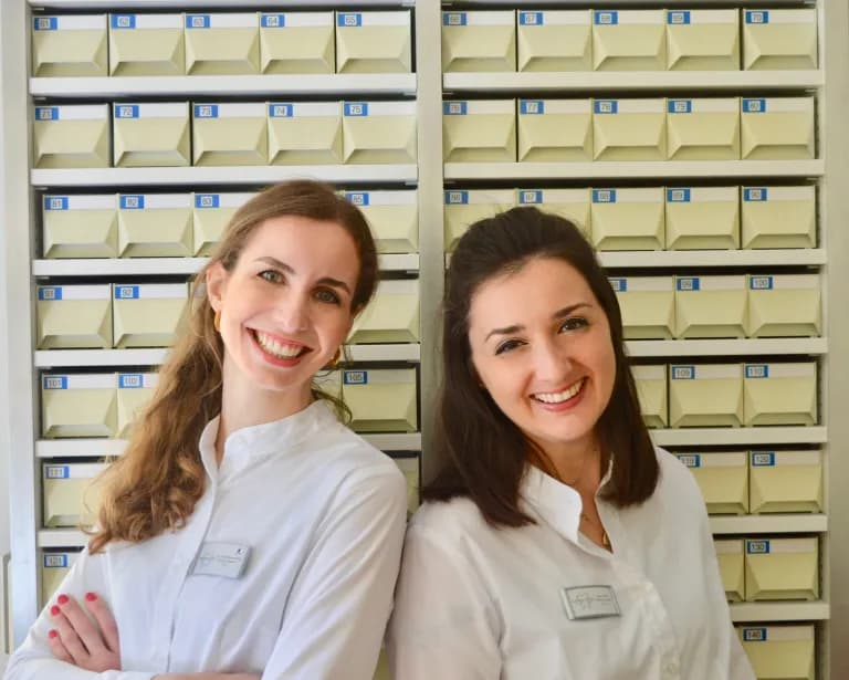Dr. Felicia Wassenberg und Dina Hadzic in der Praxis